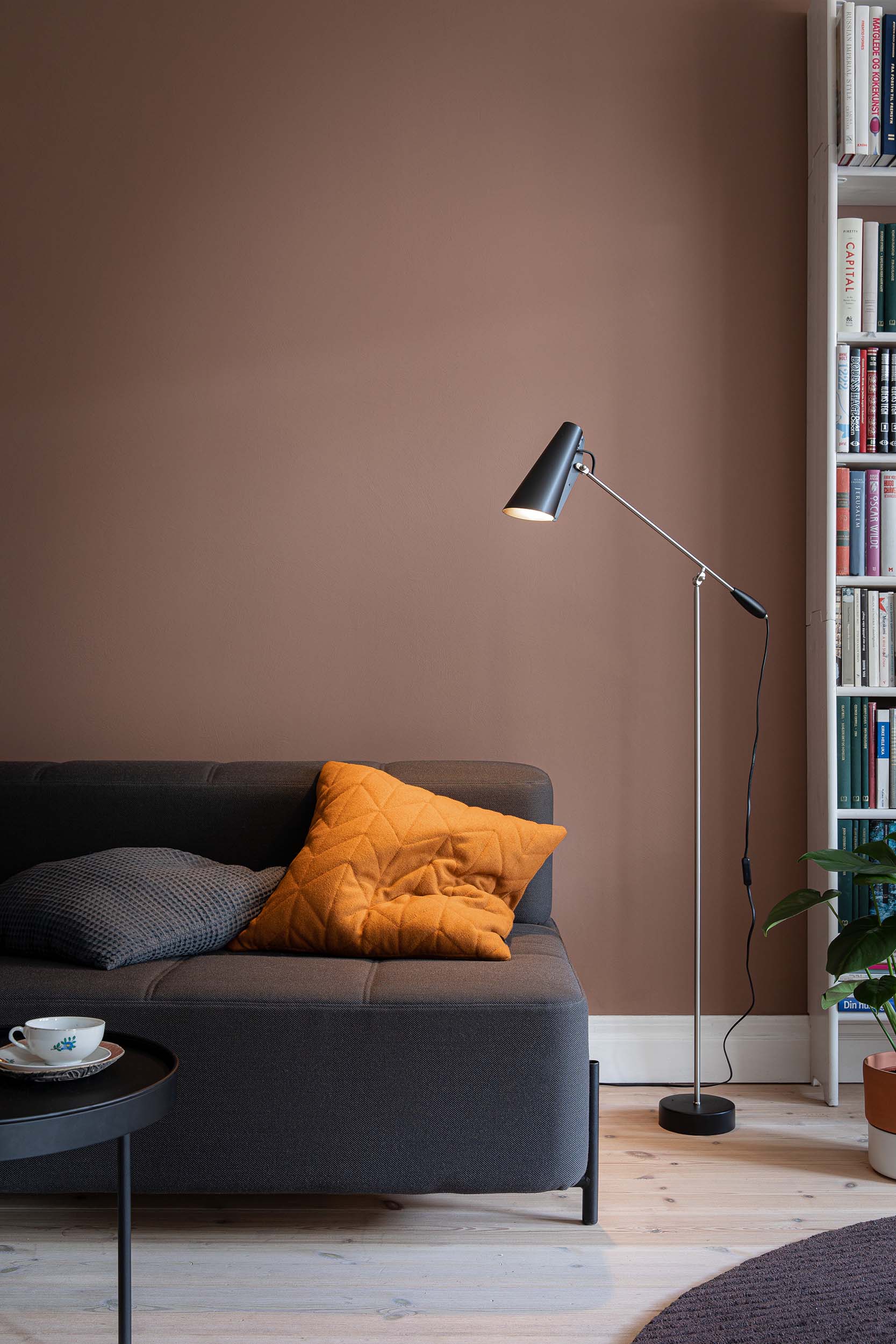 Birdy_floor_lamp_black_steel_daybe_Northern_Photo_Anne_Andersen_Low-res.jpg