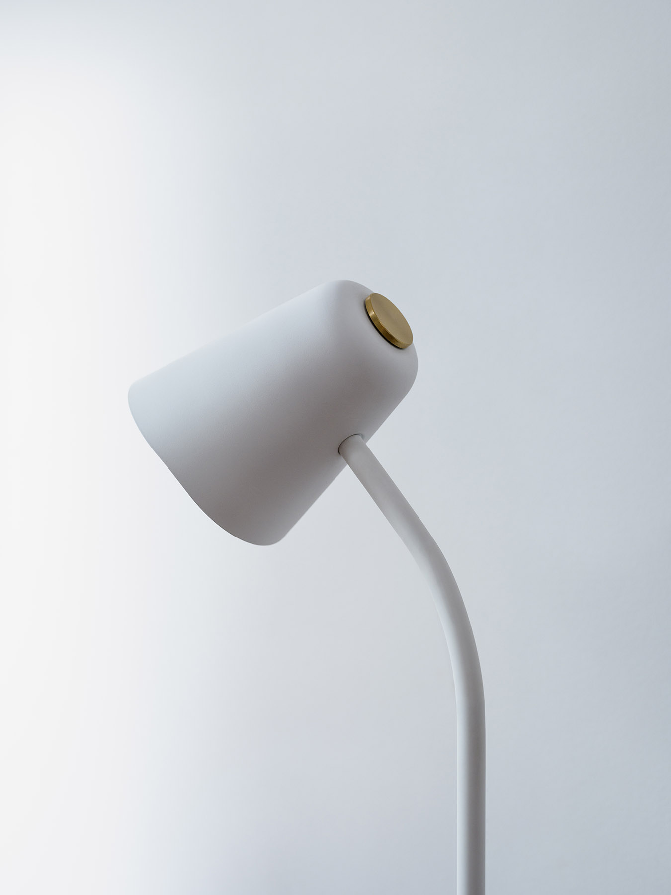Me_dim_floor-lamp_white_detail-back_Northern_Ph_Einar_Aslaksen_Low-res