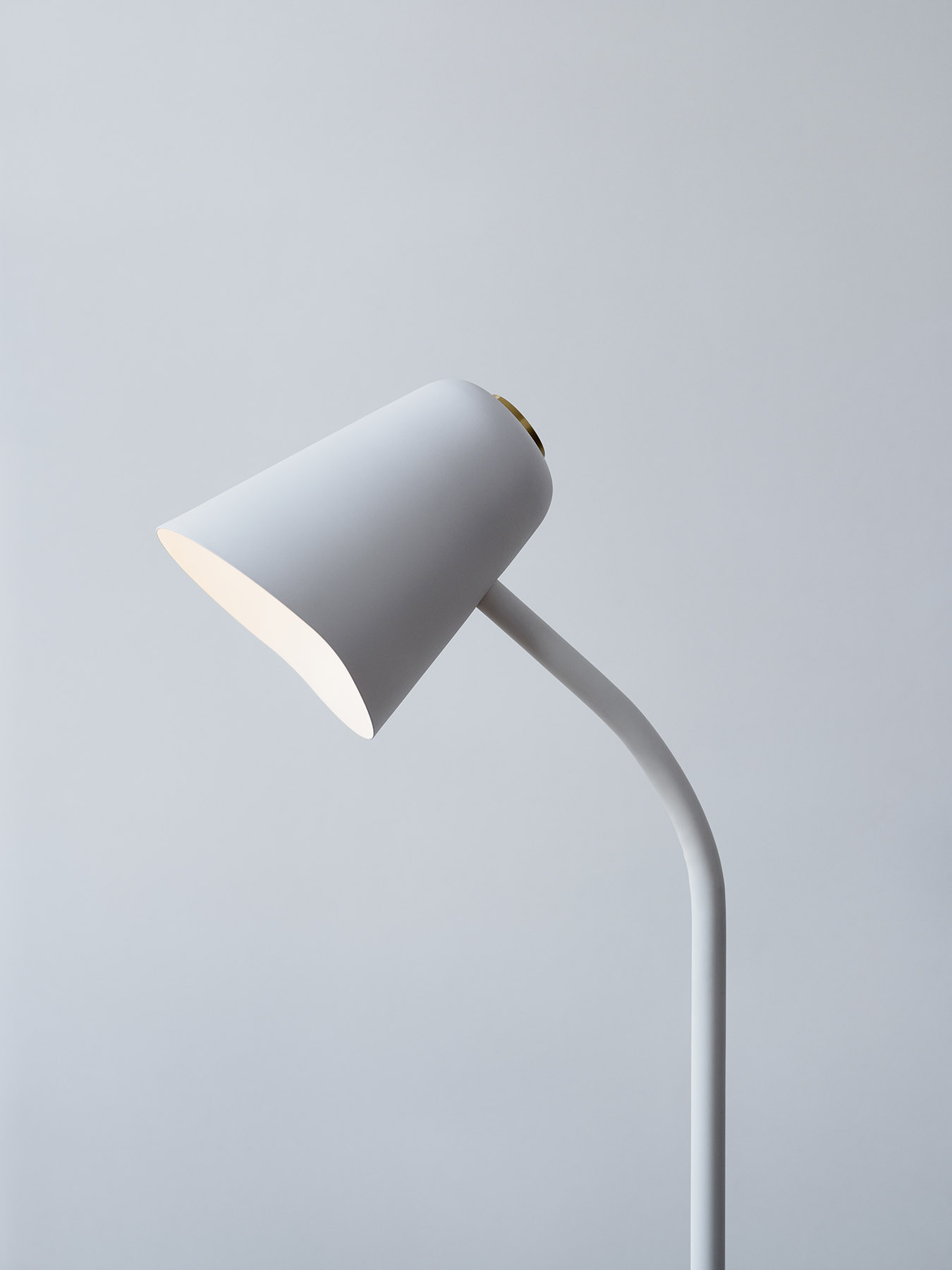 Me_dim_floor-lamp_white_detail_Northern_Ph_Einar_Aslaksen_Low-res