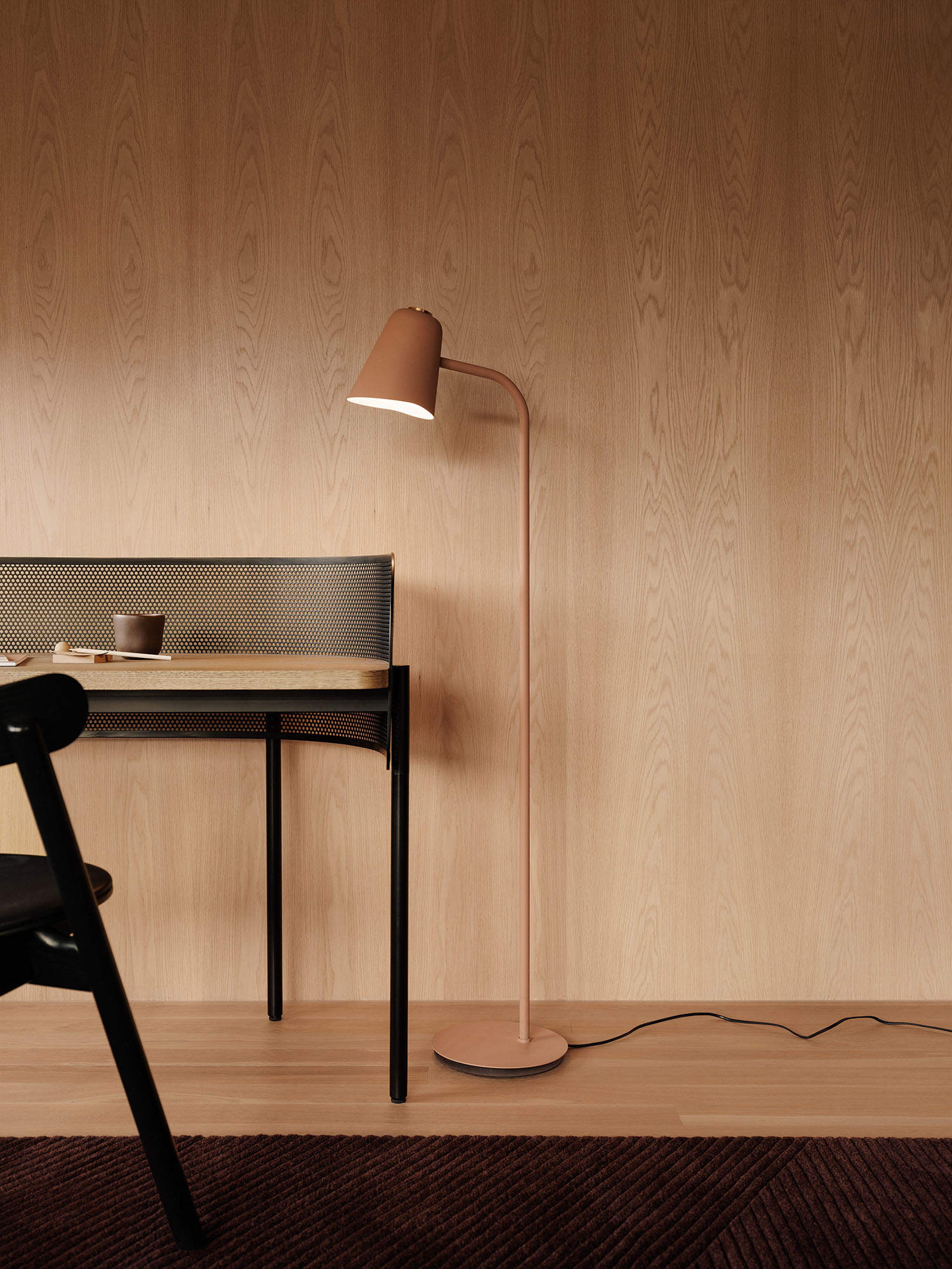 Me_floor_lamp_warm-beige_desk_Northern_Ph_Einar_Aslaksen_Low-res