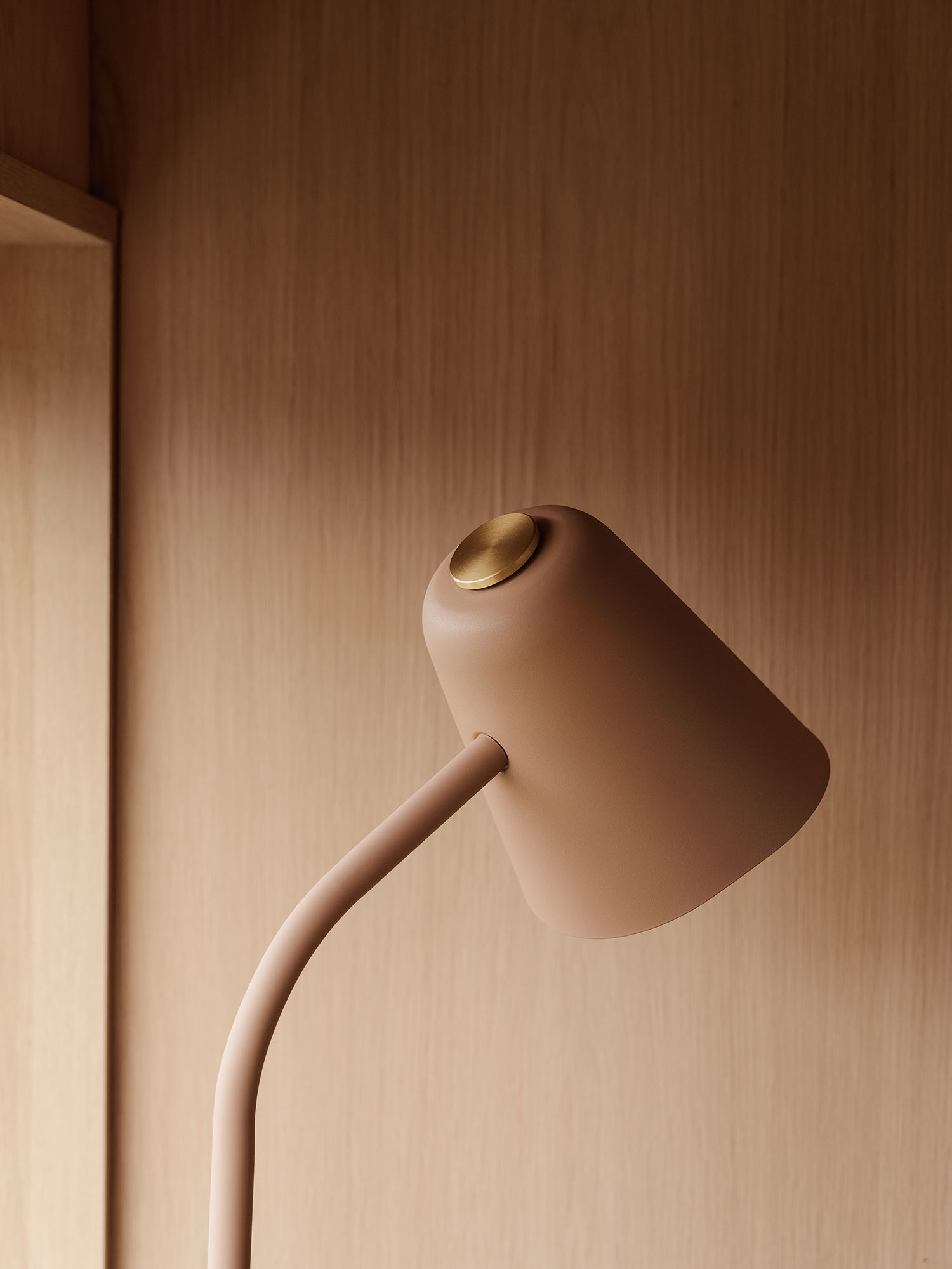 Me_floor_lamp_warm-beige_detail_Northern_Ph_Einar_Aslaksen_Low-res