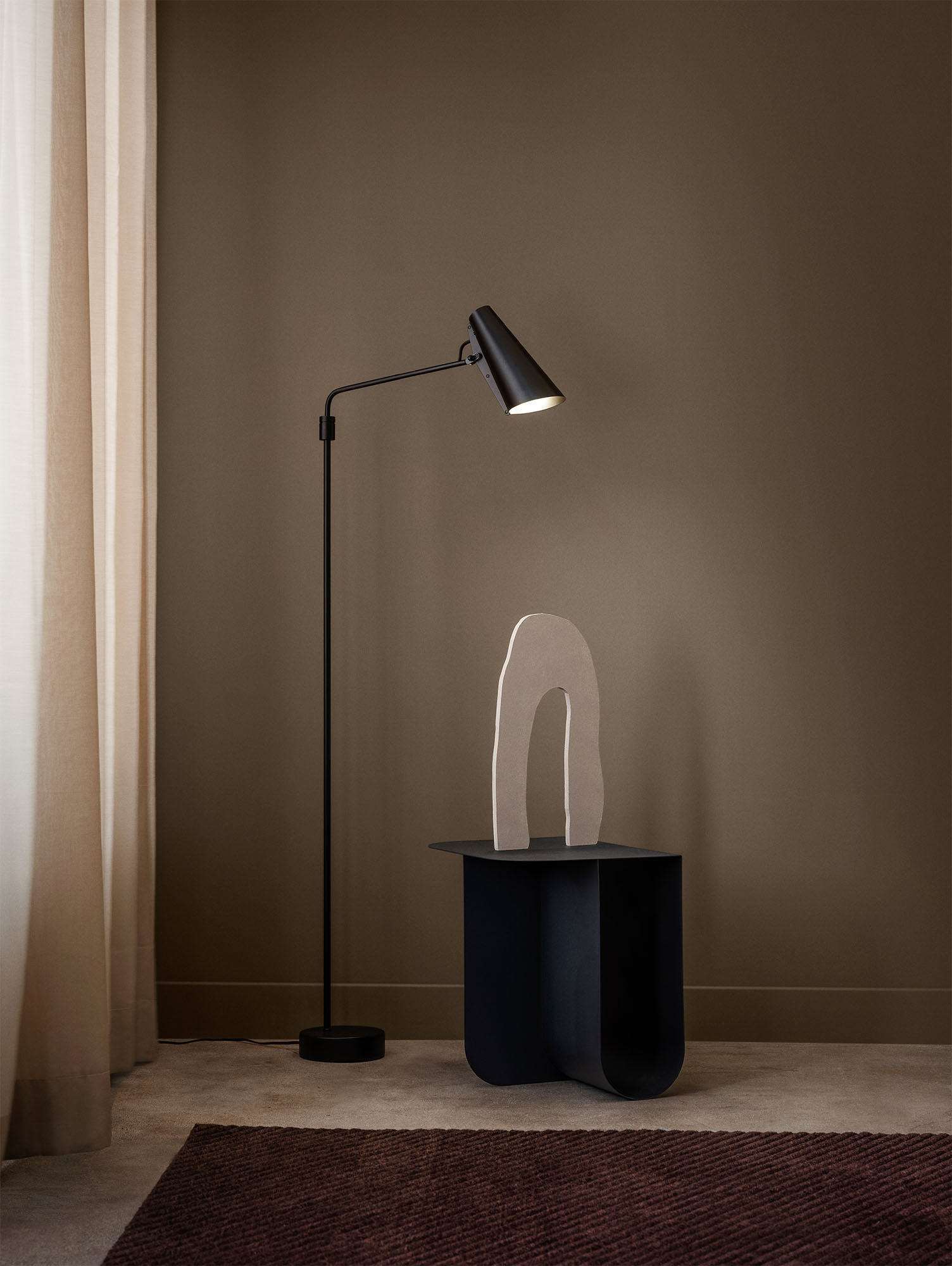 Birdy_floor_lamp_swing_black_Northern_Photo_Einar_Aslaksen_Low-res
