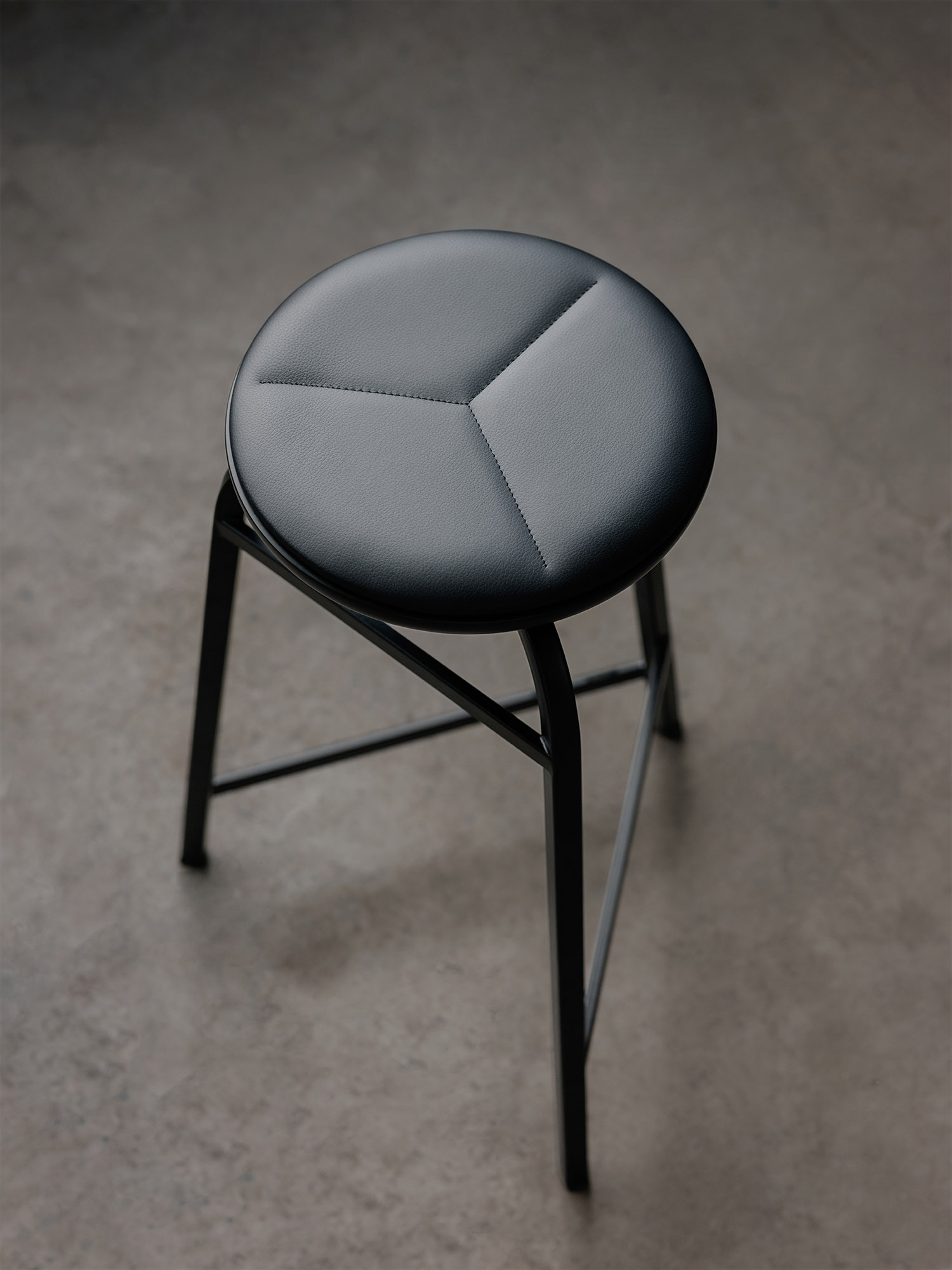 Treble_bar_stool_black_leather-seat_Northern_Photo_Einar_Aslaksen_Low-res