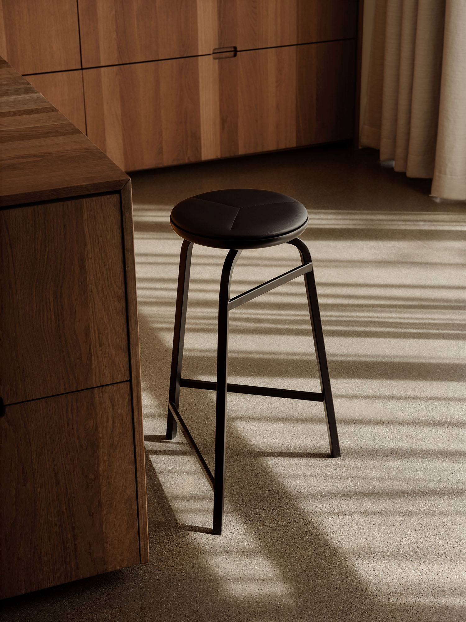 Treble_bar_stool_black_single_kitchen_Northern_Photo_Einar_Aslaksen_Low-res