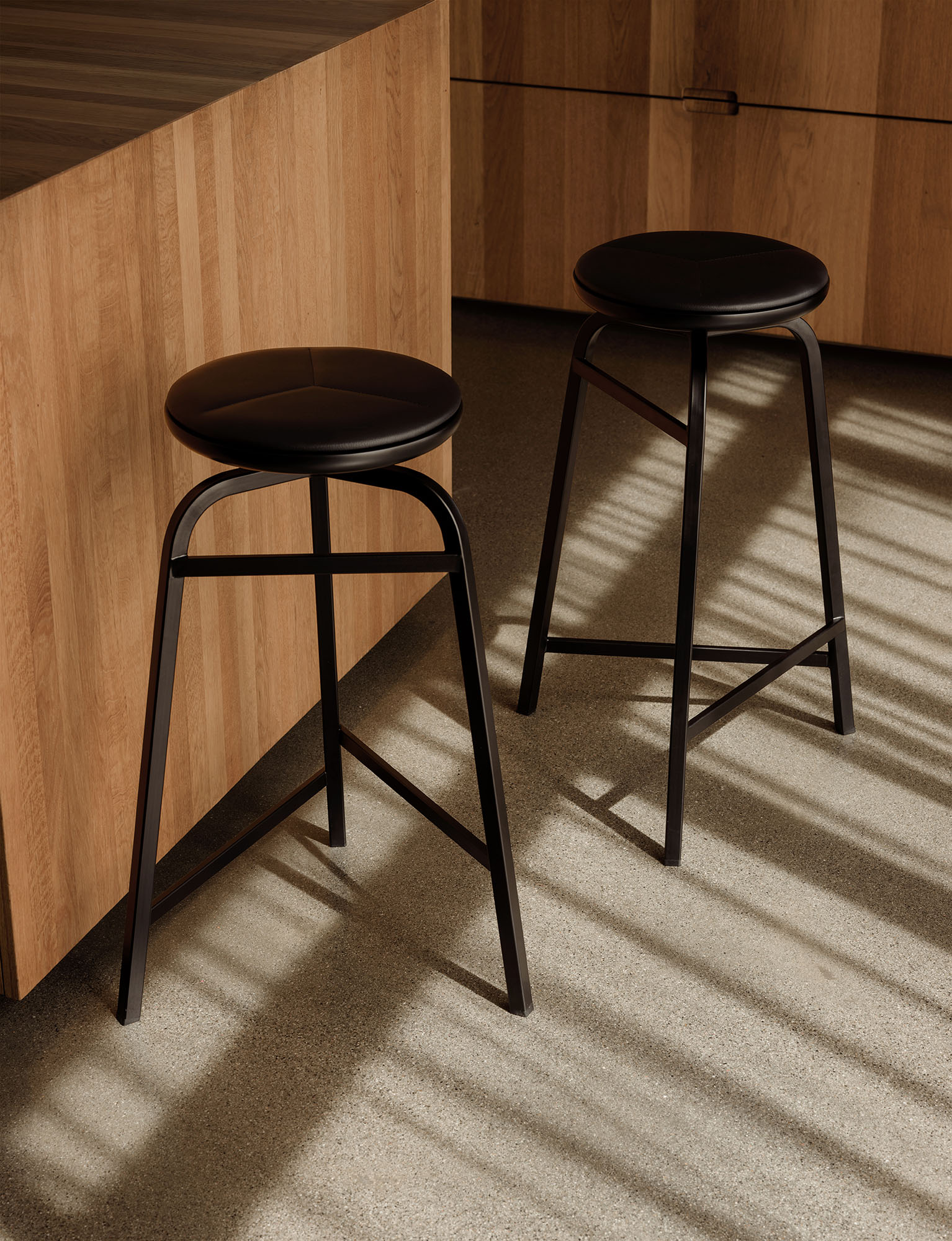 Treble_bar_stools_black_kitchen_close_Northern_Photo_Einar_Aslaksen_Low-res