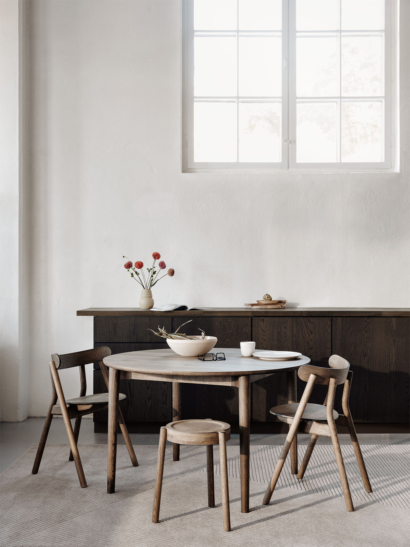 Expand_dining_table_120_smoked-oak_Northern_Ph_Einar_Aslaksen_Low-res