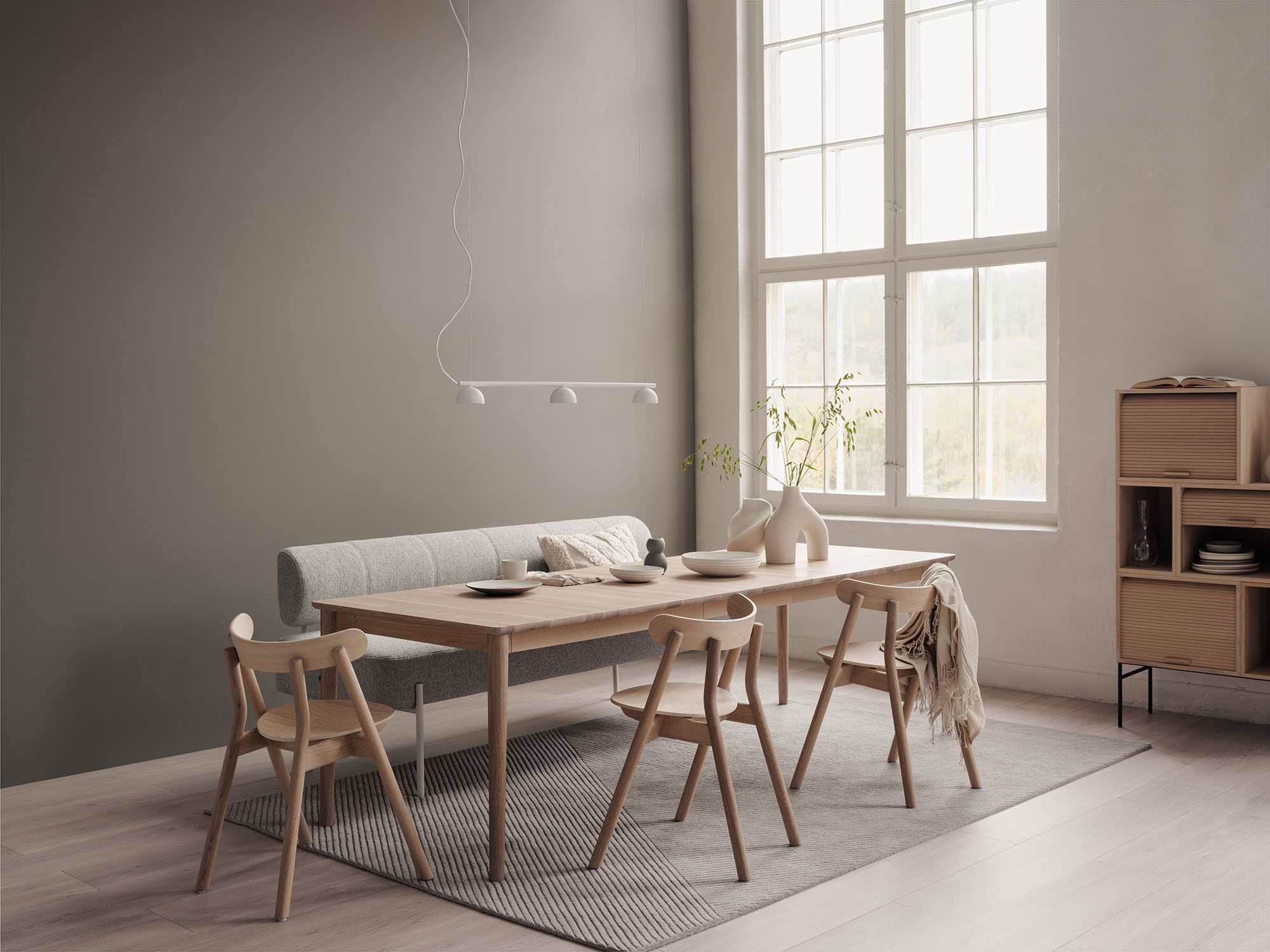 Expand_dining_table_250_light-oak_Landscape_Northern_Ph_Einar_Aslaksen_Low-res