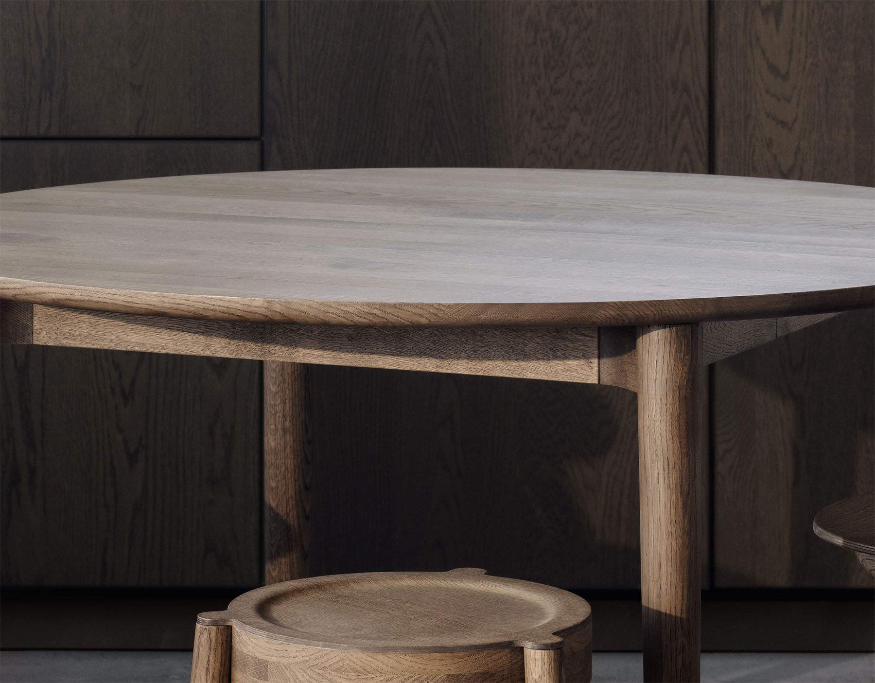 Expand_dining_table_smoked-oak_Detail-landscape_Northern_Ph_Einar_Aslaksen_Low-res