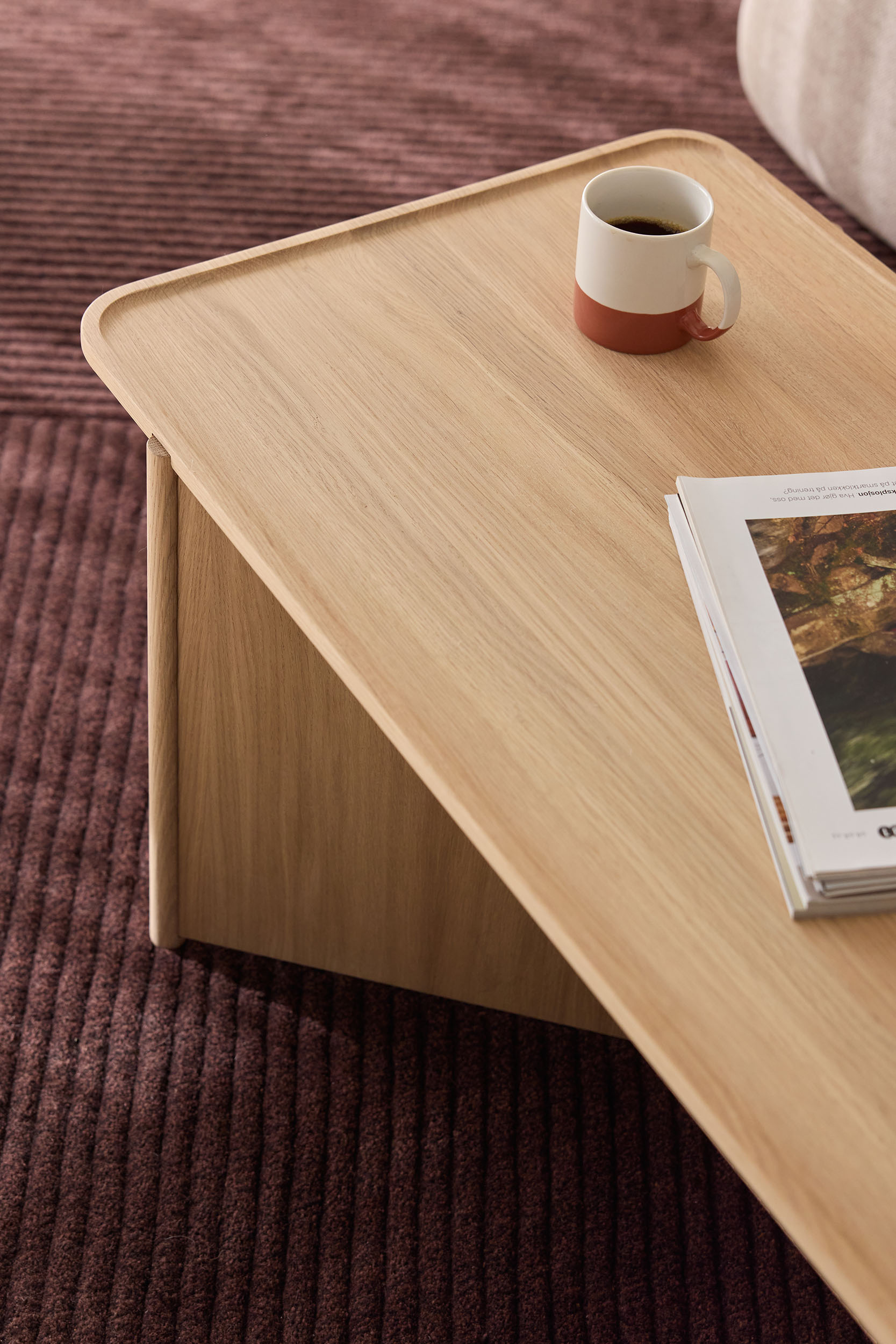 Cling_rectangular_light-oak_top_close_Ph_Sara-Spilling_Northern_Low-res