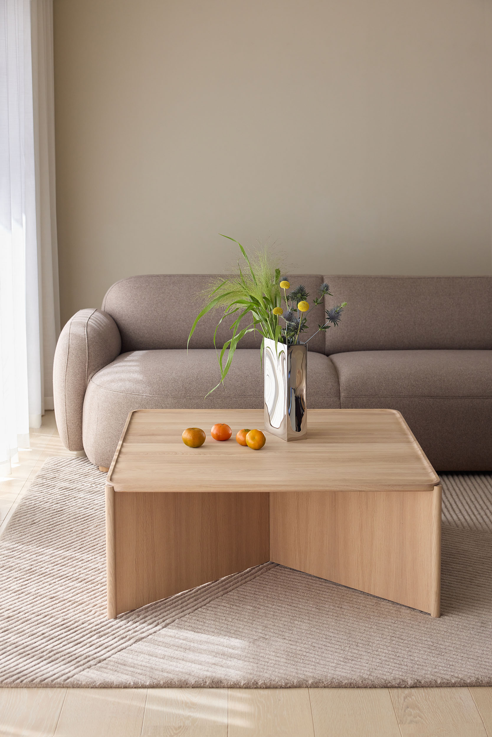 Cling_square_light-oak_front_Ph_Sara-Spilling_Northern_Low-res