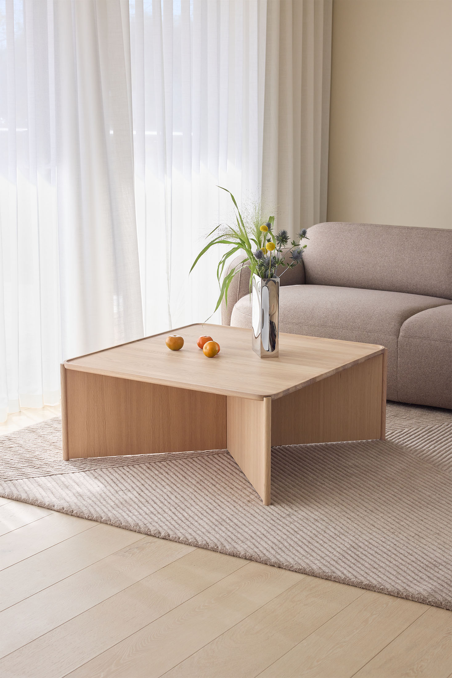 Cling_square_light-oak_livingroom_Ph_Sara-Spilling_Northern_Low-res